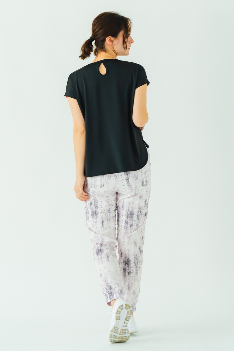 フラワー刺繍タックＴシャツ  ブラック　1534-1606