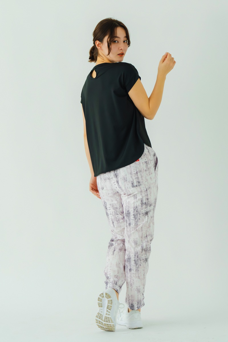 フラワー刺繍タックＴシャツ  ブラック　1534-1606