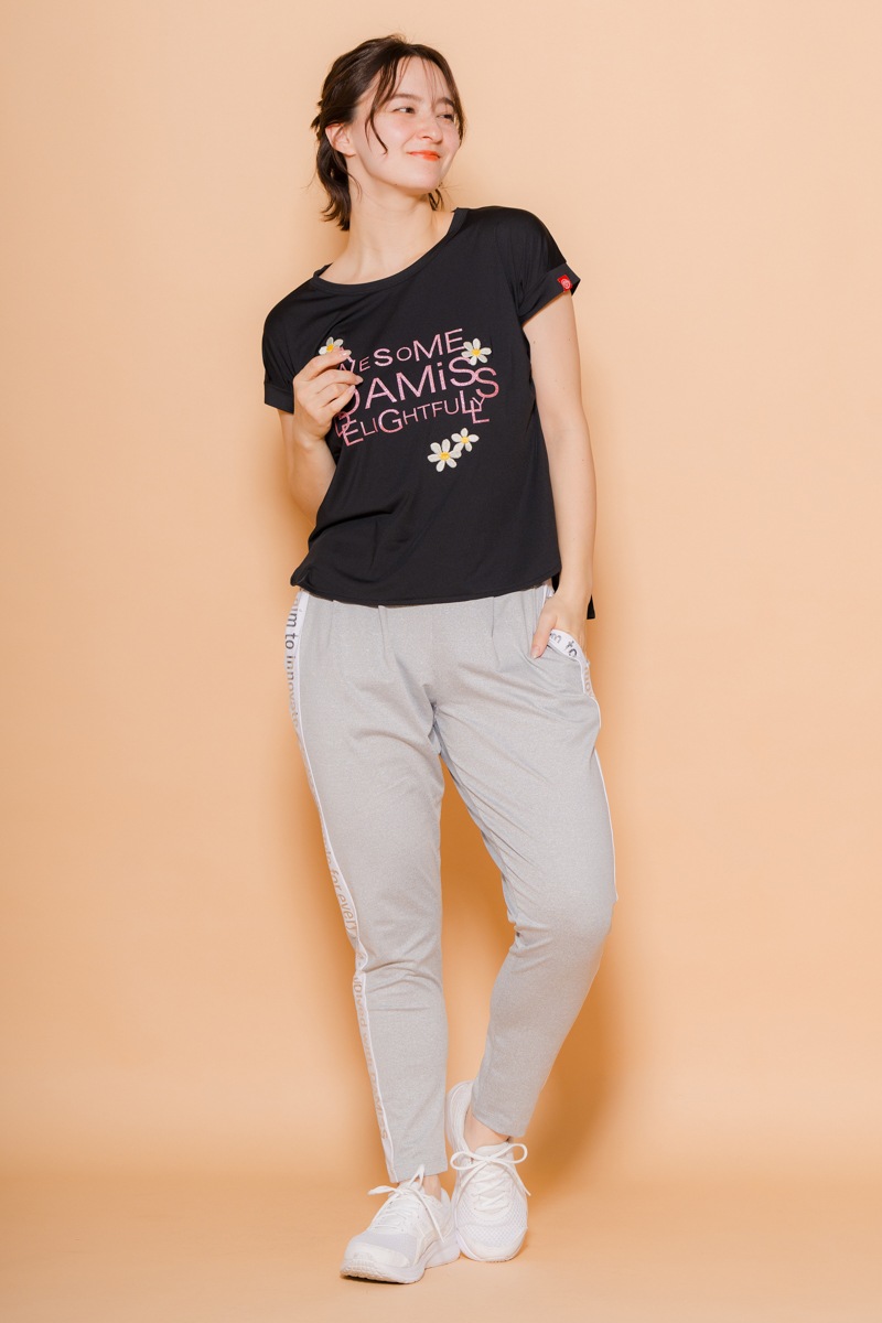 フラワー刺繍タックＴシャツ  ブラック　1534-1606