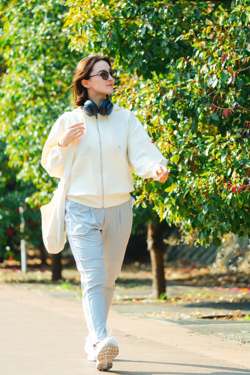 ラインストーンジップUPパーカー　アイボリー　1535-1424 