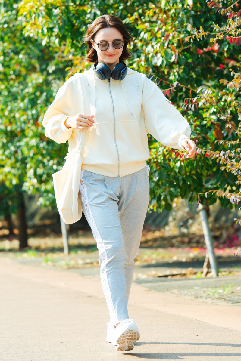 ラインストーンジップUPパーカー　アイボリー　1535-1424 