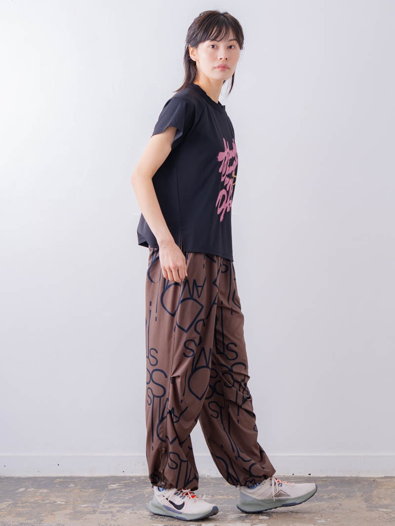 スプレーロゴ ウェッジ Tシャツ ブラック 1534-1456