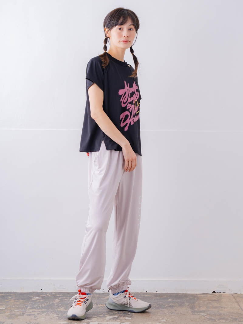 スプレーロゴ ウェッジ Tシャツ ブラック 1534-1456