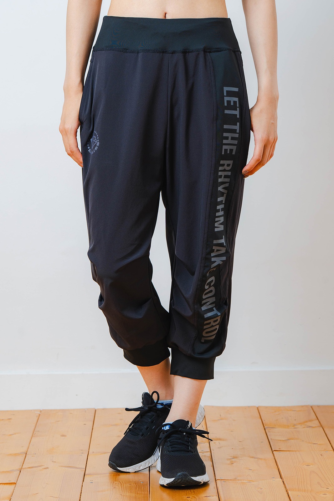 Airy カプリ パンツ ブラック 1531-1444