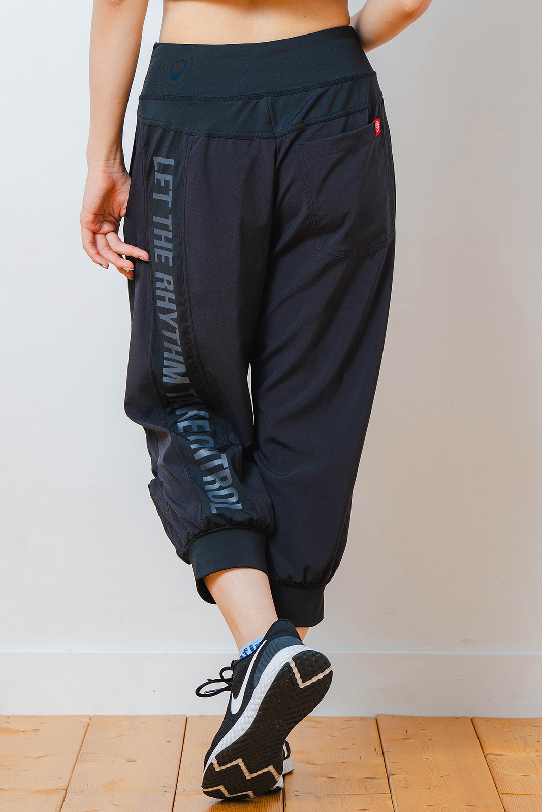 Airy カプリ パンツ ブラック 1531-1444