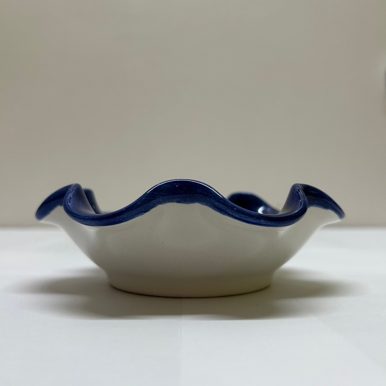 美品◇ズニ族◇陶器ボウル◇ダリル・ウェスティカ作◇ハートライン・ディア VIE116 フリル皿ブルー ダブルレモンフラワー レッド | 南イタリアの