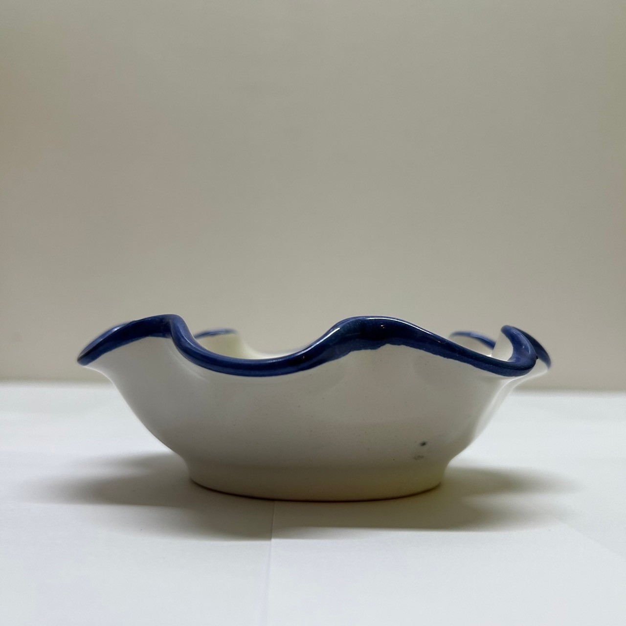 VIE102 フリル皿 魚柄 横向き | 南イタリアの陶器 | ダニエルズ