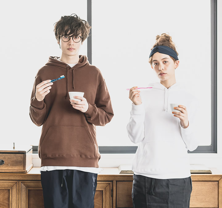 ☆未使用【レオナール】赤い香水プリントフード付きパーカー Lサイズ TOMS トムス Printstar プリントスター ジップアップライト