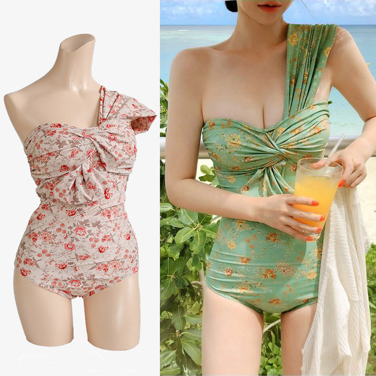 レトロな雰囲気の花柄 ワンショルダー水着