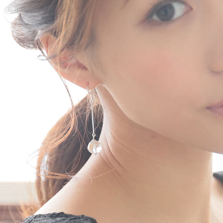 クリアカットビーズが揺れてきらめく華奢なロングピアス