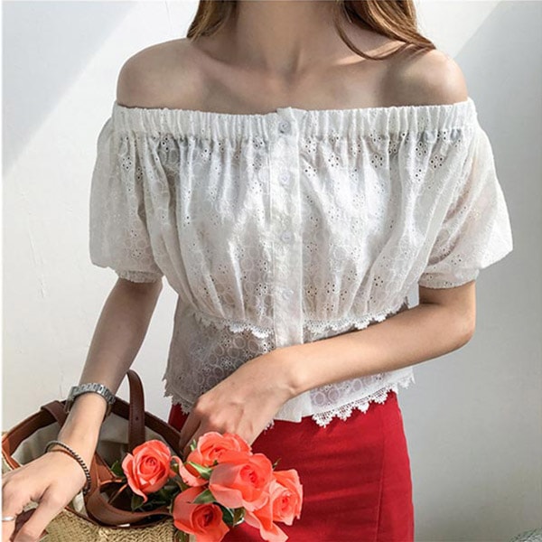 オフショルダーで肩見せ ノースリーブトップス レースブラウス