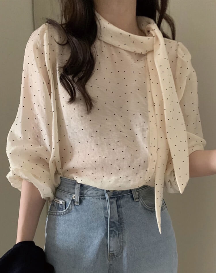 ふんわりドット×スカーフタイで魅せる、上品かわいい大人ブラウス
