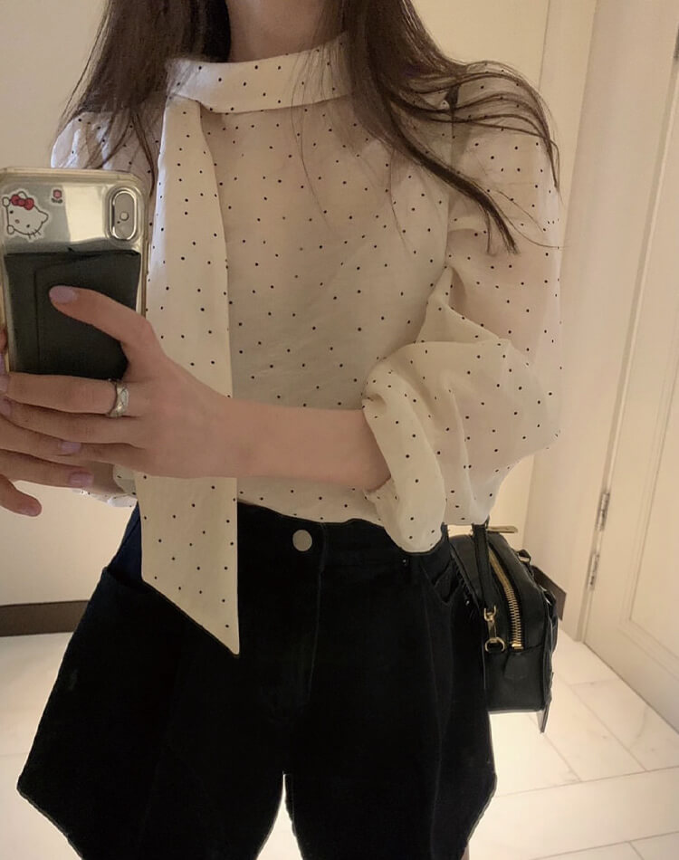 ふんわりドット×スカーフタイで魅せる、上品かわいい大人ブラウス