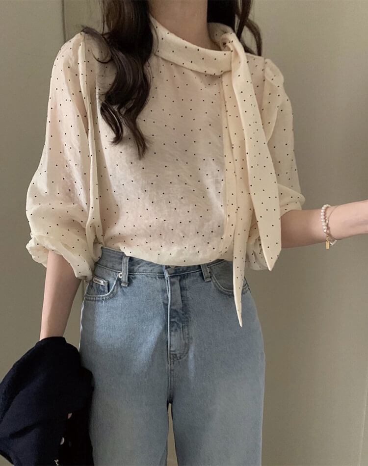 ふんわりドット×スカーフタイで魅せる、上品かわいい大人ブラウス