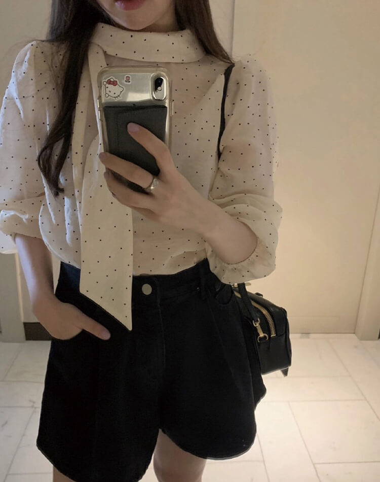 ふんわりドット×スカーフタイで魅せる、上品かわいい大人ブラウス