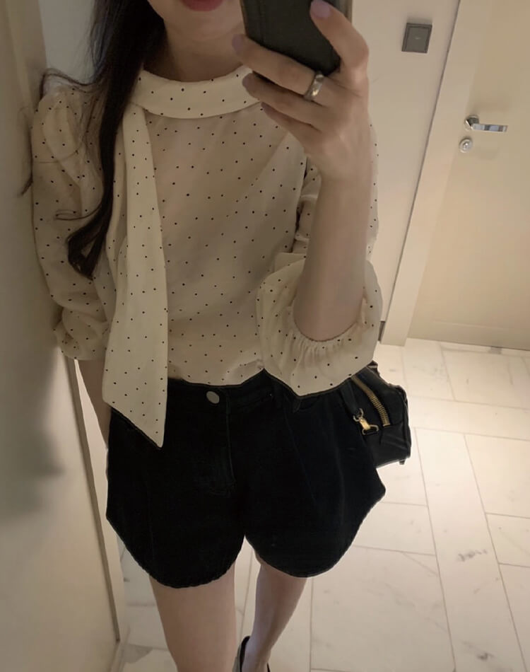 ふんわりドット×スカーフタイで魅せる、上品かわいい大人ブラウス