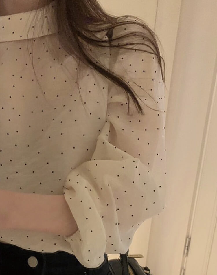 ふんわりドット×スカーフタイで魅せる、上品かわいい大人ブラウス