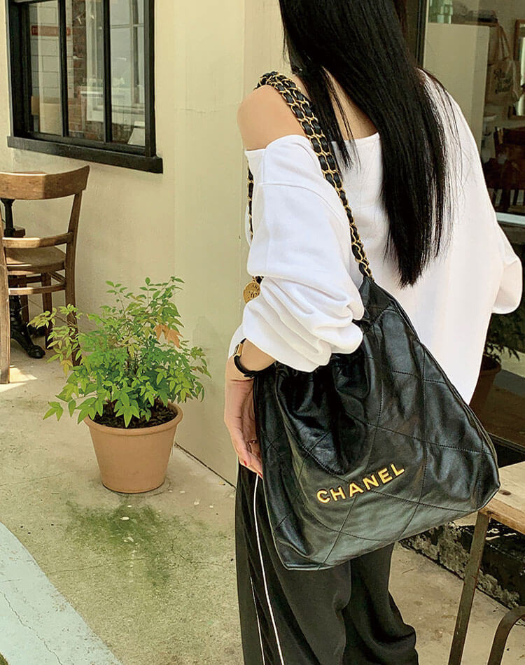 抜け感たっぷりの大人可愛いオフショルスウェットトップス。ゆるっと1枚でこなれ感UP。