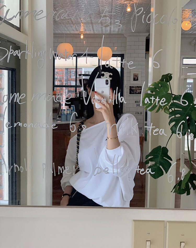 抜け感たっぷりの大人可愛いオフショルスウェットトップス。ゆるっと1枚でこなれ感UP。