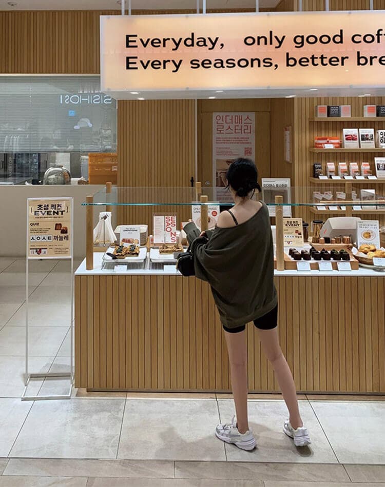 抜け感たっぷりの大人可愛いオフショルスウェットトップス。ゆるっと1枚でこなれ感UP。