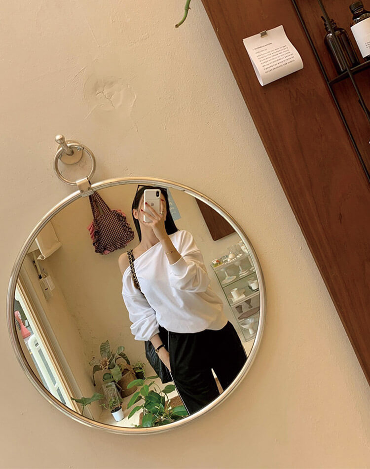 抜け感たっぷりの大人可愛いオフショルスウェットトップス。ゆるっと1枚でこなれ感UP。