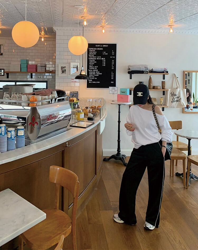 抜け感たっぷりの大人可愛いオフショルスウェットトップス。ゆるっと1枚でこなれ感UP。