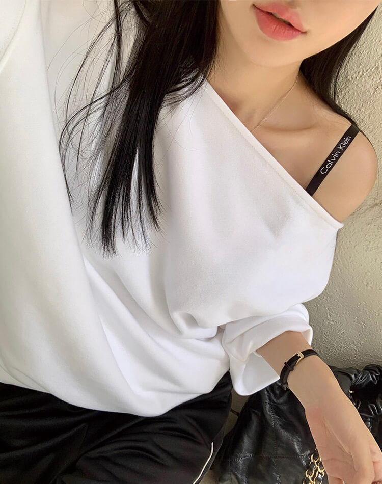 抜け感たっぷりの大人可愛いオフショルスウェットトップス。ゆるっと1枚でこなれ感UP。