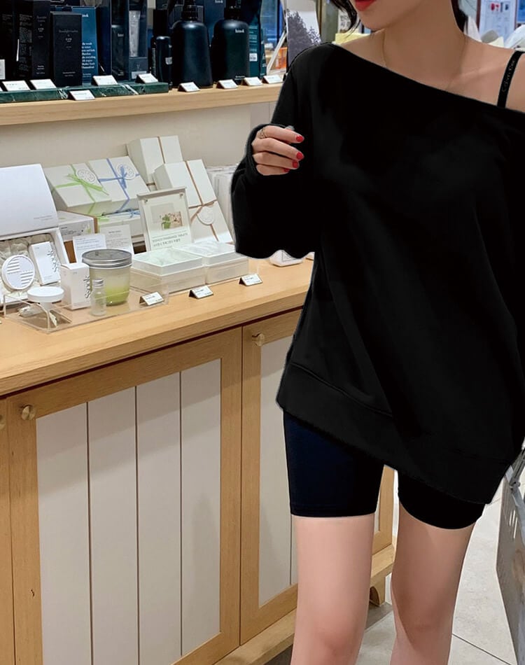 抜け感たっぷりの大人可愛いオフショルスウェットトップス。ゆるっと1枚でこなれ感UP。