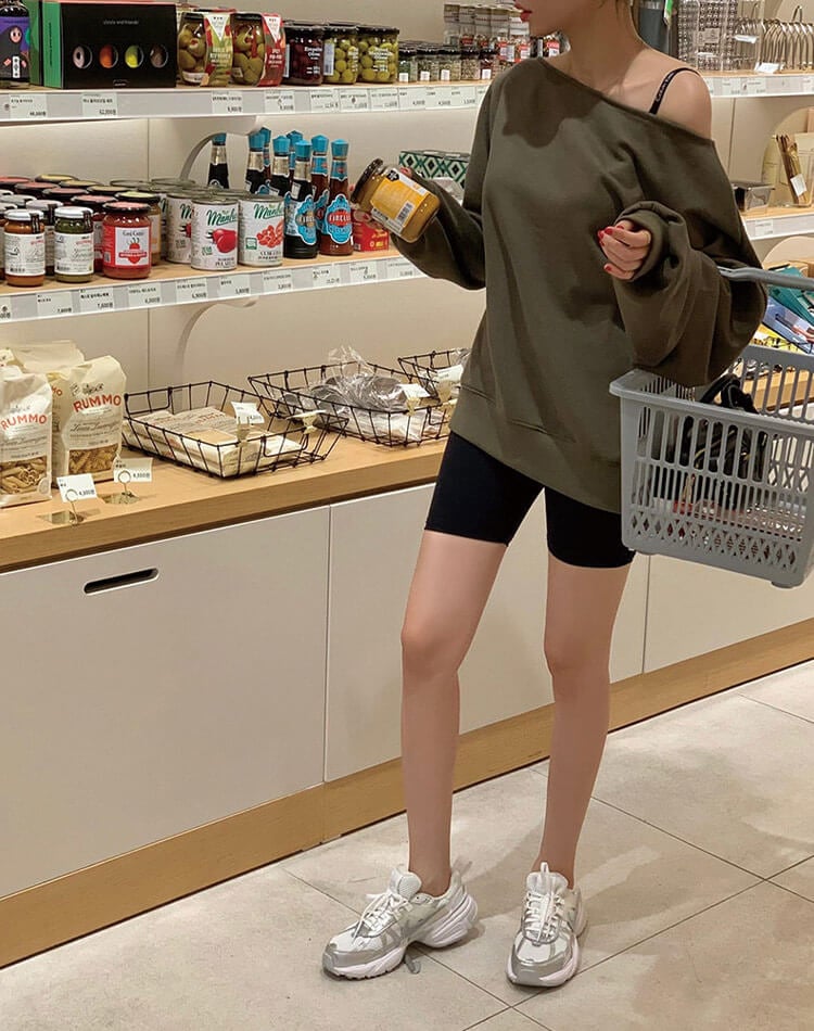 抜け感たっぷりの大人可愛いオフショルスウェットトップス。ゆるっと1枚でこなれ感UP。