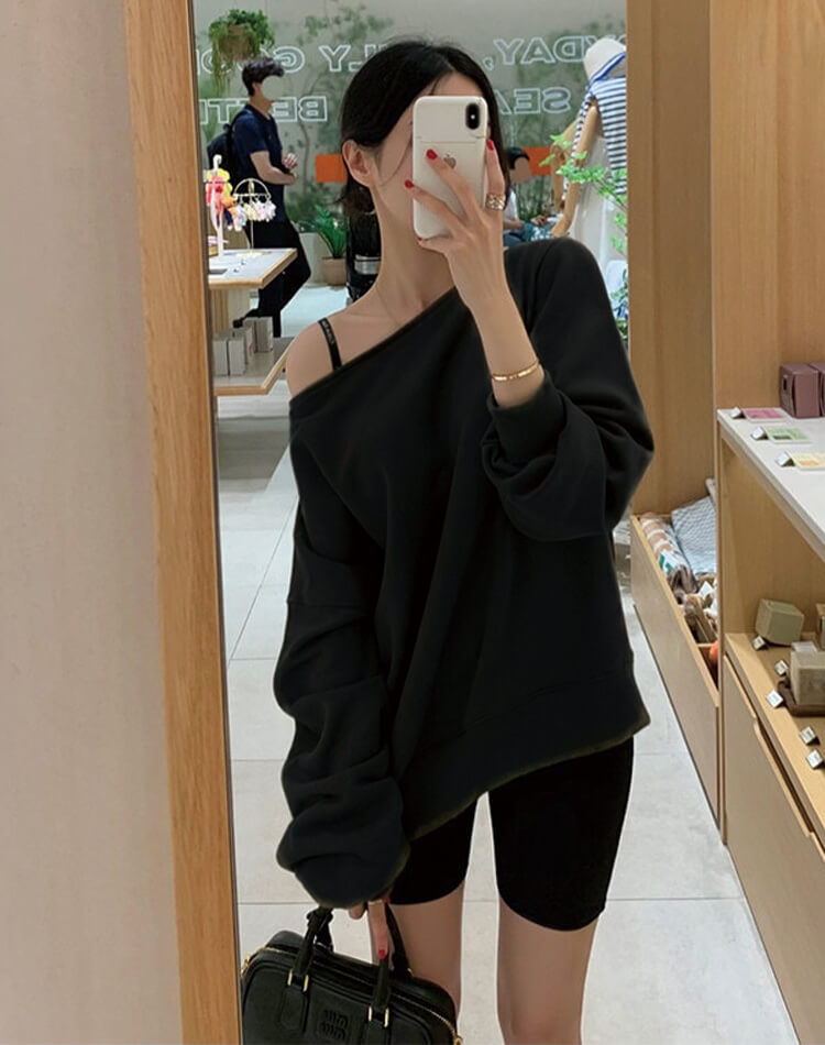 抜け感たっぷりの大人可愛いオフショルスウェットトップス。ゆるっと1枚でこなれ感UP。