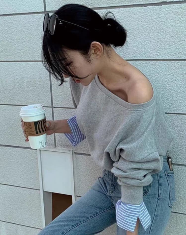 ボーダー袖でカジュアルだけどきれいめに。上品さと抜け感を両立したレイヤード風スウェットトップス