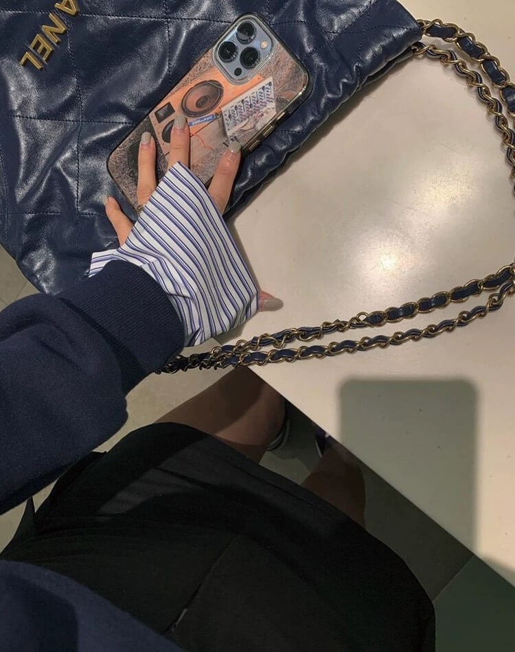 ボーダー袖でカジュアルだけどきれいめに。上品さと抜け感を両立したレイヤード風スウェットトップス