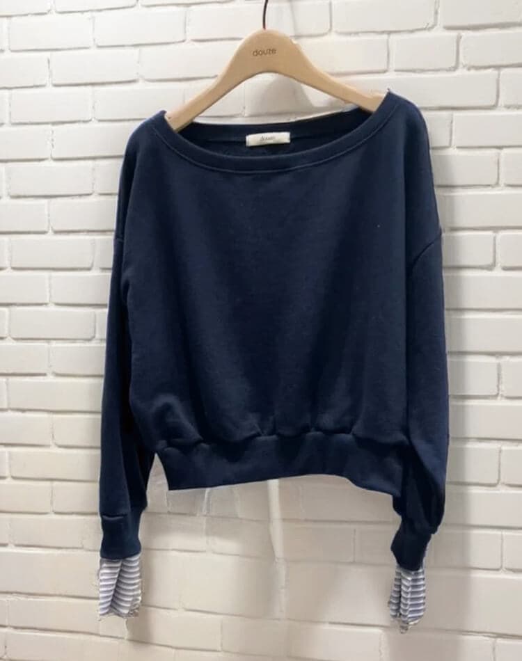 ボーダー袖でカジュアルだけどきれいめに。上品さと抜け感を両立したレイヤード風スウェットトップス