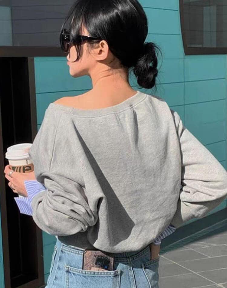 ボーダー袖でカジュアルだけどきれいめに。上品さと抜け感を両立したレイヤード風スウェットトップス