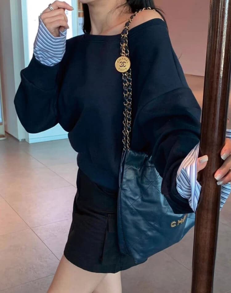 ボーダー袖でカジュアルだけどきれいめに。上品さと抜け感を両立したレイヤード風スウェットトップス