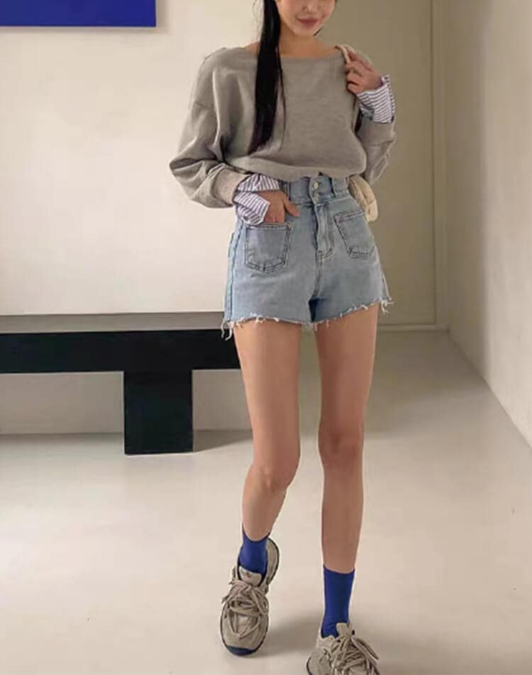 ボーダー袖でカジュアルだけどきれいめに。上品さと抜け感を両立したレイヤード風スウェットトップス