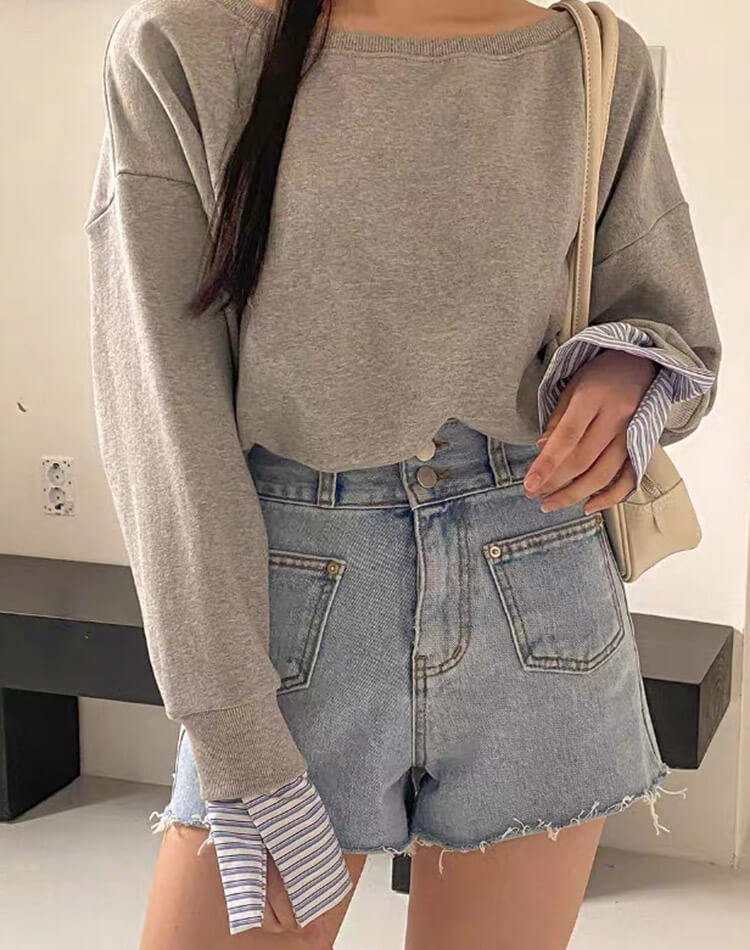 ボーダー袖でカジュアルだけどきれいめに。上品さと抜け感を両立したレイヤード風スウェットトップス