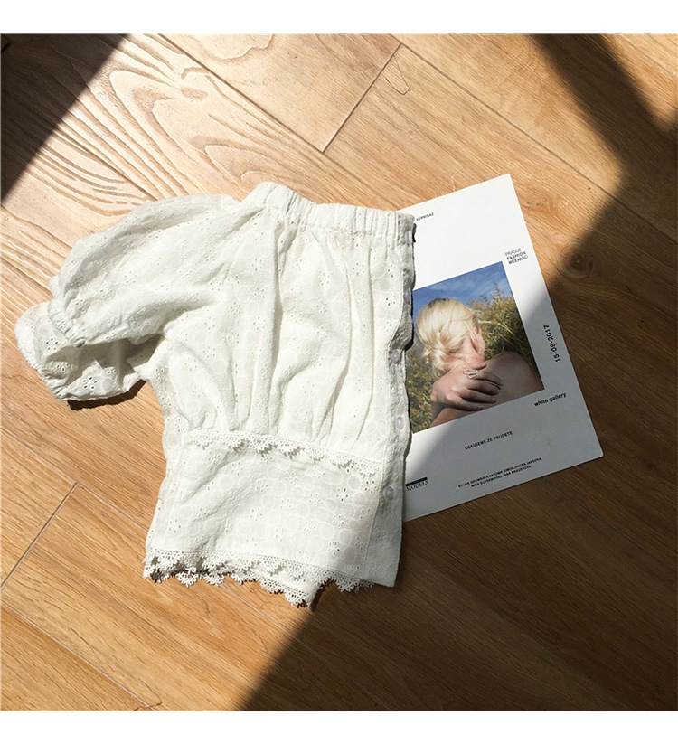 オフショルダーで肩見せ ノースリーブトップス レースブラウス