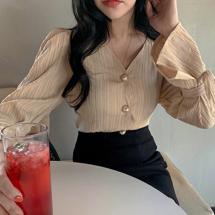 パールボタン Vネックブラウス