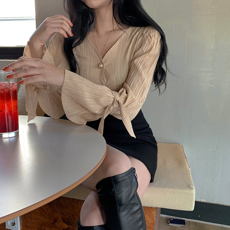 パールボタン Vネックブラウス