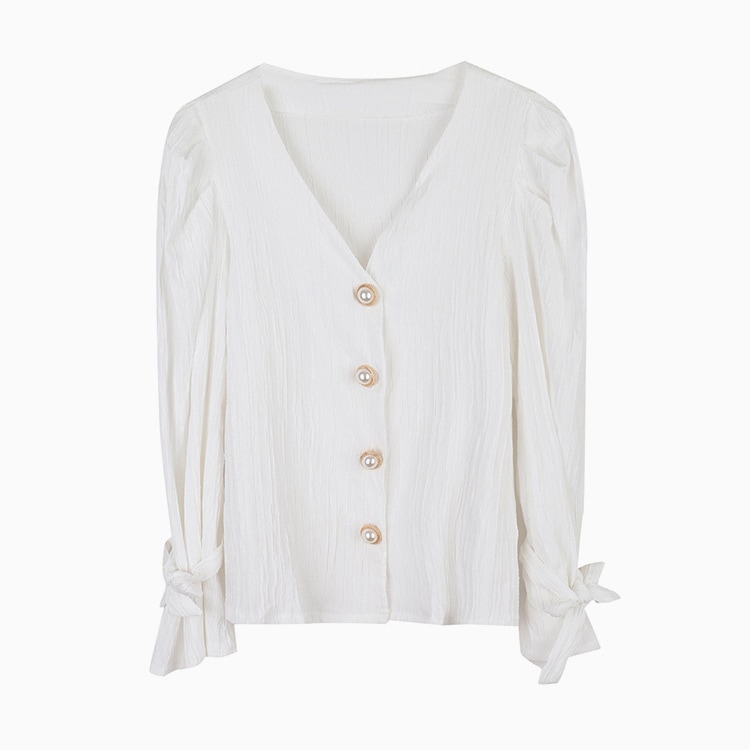パールボタン Vネックブラウス