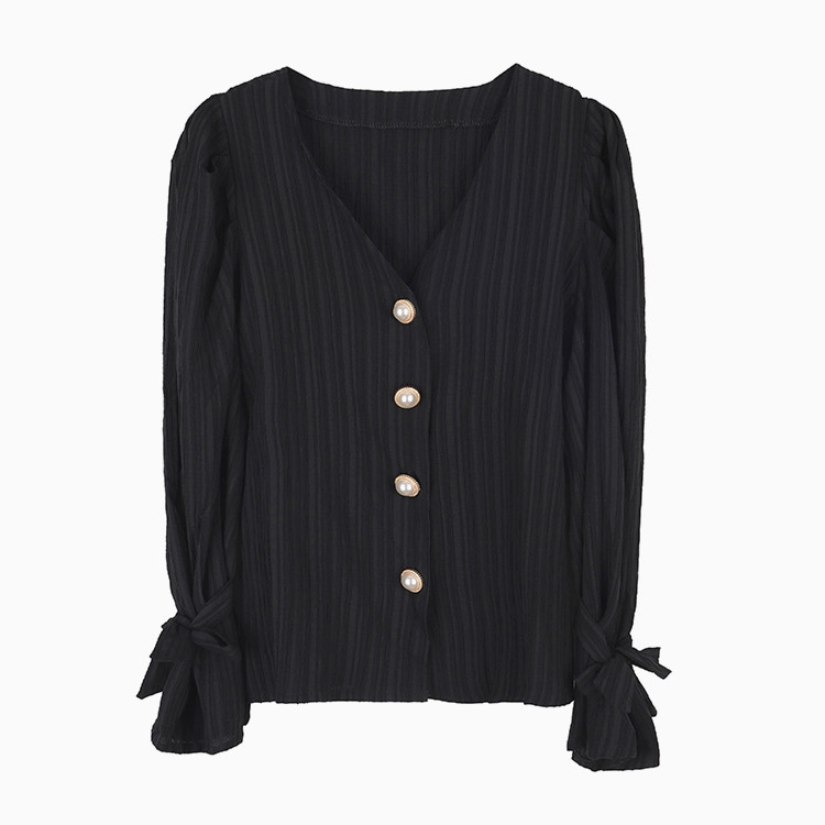 パールボタン Vネックブラウス