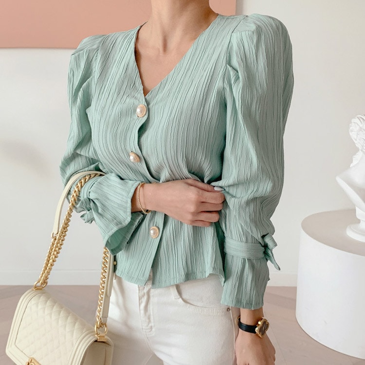 パールボタン Vネックブラウス