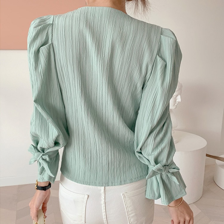 パールボタン Vネックブラウス