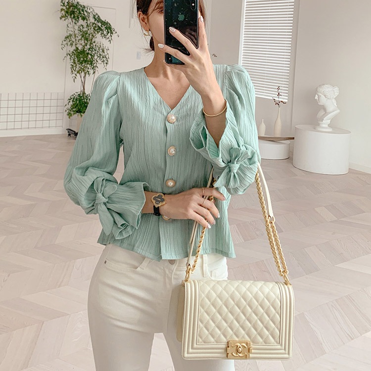 パールボタン Vネックブラウス