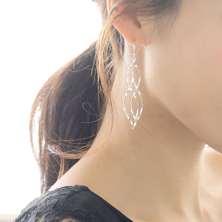 メール便送料無料 韓国デザイン 揺れるピアス シルバー