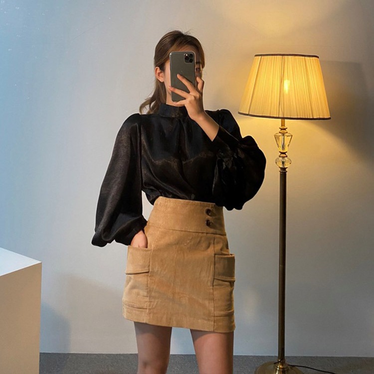 ボリューム袖 ハイネック サテンブラウス