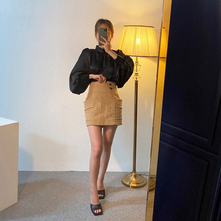 ボリューム袖 ハイネック サテンブラウス