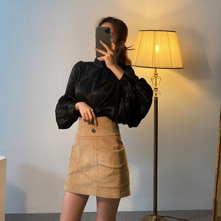 ボリューム袖 ハイネック サテンブラウス