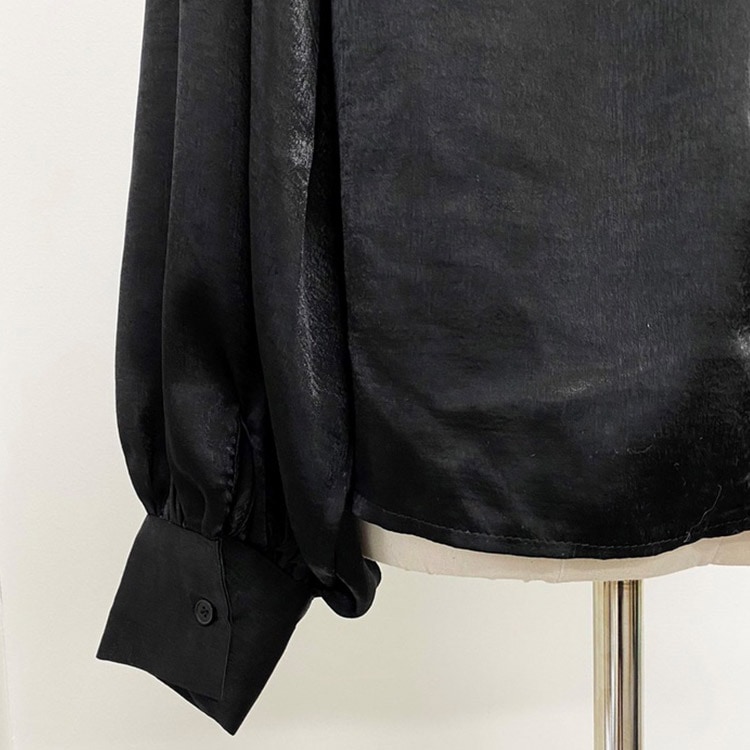 ボリューム袖 ハイネック サテンブラウス